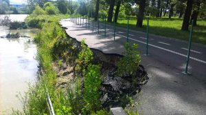 Aleea de lângă mal se duce de râpă