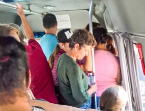 Microbuzele transportă oamenii ca pe sacii cu cartofi