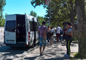 Călătorii se plâng şi de drumurile proaste