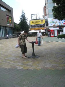 Nu curge strop de apă la cişmea 