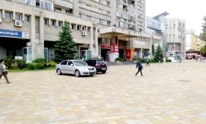 Maşini parcate lângă scările de la "Mobilux" – Ziarul Argeşul - ediţia online Maşini parcate lângă scările de la "Mobilux"