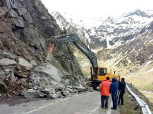 Bucăţi masive de stâncă, îndepărtate de cei de la drumuri 