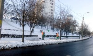 Peste 200 de oameni deszăpezesc Piteştiul