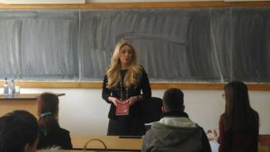 La Universitatea din Piteşti - Jurnalista Cristina Herea, în mijlocul studenţilor