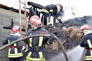 Un foc nesupravegheat a afectat 10 proprietăţi