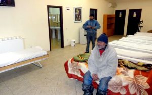 100 de oameni, în adăposturi