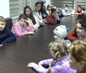 Copiii, captivaţi de poveştile citite în sala de şedinţe – Ziarul Argeşul - ediţia online