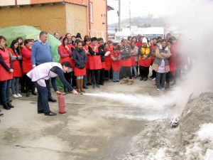 Angajaţii folosesc stingătoare tip P6 – Ziarul Argeşul - ediţia online