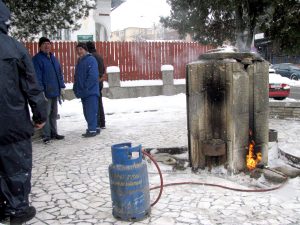 Lucrătorii ADP au încercat să dezgheţe izvorul – Ziarul Argeşul - ediţia online