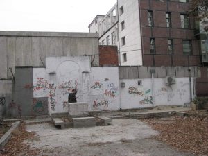 Zidul plângerii, lângă fosta Casă a Căsătoriilor