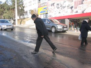 Cititorii ne dau de ştire - Inundaţie pe strada Smârdan