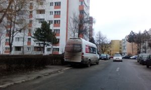 Şoferii de maxi-taxi parchează printre blocuri