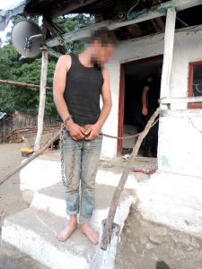 Minor legat în lanţuri