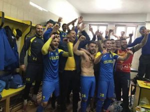 Jucătorii Olimpiei Satu-Mare exultă,  în vestiar, după victoria nesperată de la Braşov