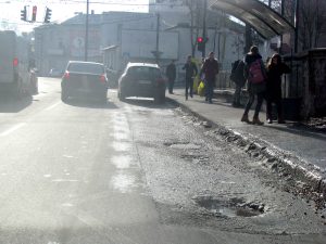Unele străzi din Piteşti, capcane pentru şoferi