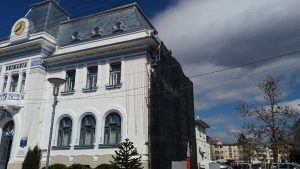 Se lucrează la acoperişul Primăriei