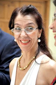 Defineşte FEMINA! - O femeie puternică îşi propune ca împlinirea să vină în doze mici