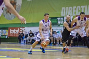 Baschetbaliştii, învinşi de clujeni