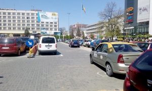 Deşi la Cercul Militar nu au staţie - Taximetriştii nu vor să înţeleagă de vorbă bună... şi staţionează fără stres