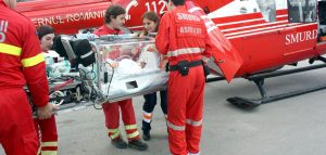 Bebeluş trimis cu elicopterul la Bucureşti