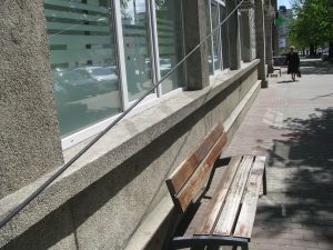 Un cablu atârnă pe la ferestrele policlinicii