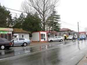 Chioşcurile, înşiruite lângă gardul şcolii – Ziarul Argeşul - ediţia online