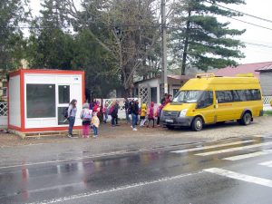 Microbuzul şcolar, oprit pe acostament, pentru că în staţie e noul chioşc – Ziarul Argeşul - ediţia online