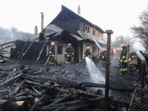 Incendiu stins după şapte ore