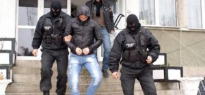 Suspect de furt, săltat cu mascaţii