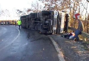 Tir cu fructe, răsturnat la Drăganu