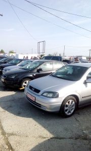 Ieri, în Târgul Săptămânal - Îmbulzeală la vechituri, interes scăzut pentru maşini