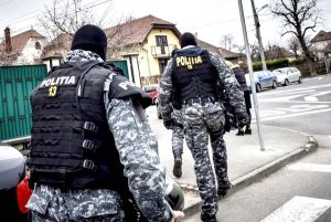 Percheziţii la suspecţi de evaziune cu piei de animale