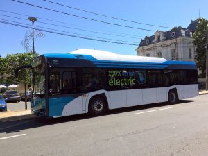 Un autobuz electric pe străzile din Piteşti