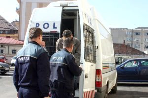 Bărbatul, luat cu duba de poliţişti – Ziarul Argeşul - ediţia online