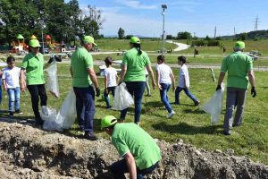 Elevii din Mioveni şi directorii Daciei au curăţat lună parcul Făget