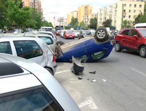 Doi piteşteni s-au dat cu maşinile peste cap