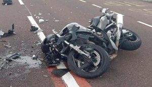 Oameni răniţi şi maşini distruse în evenimente rutiere în Argeş