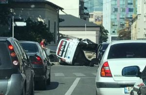Răniţi într-o ambulanţă răsturnată