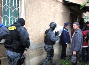 Mascaţii, la uşa unui bloc din Curtea de Argeş – Ziarul Argeşul - ediţia online