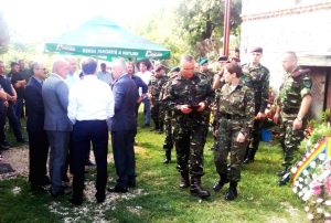 Camarazi de arme şi oficialităţi, acasă la unul dintre militari – Ziarul Argeşul - ediţia online