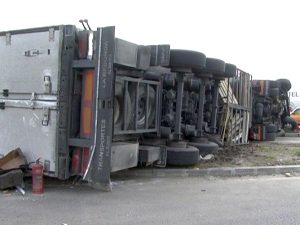 Tirul a ieşit de pe şosea şi s- a răsturnat