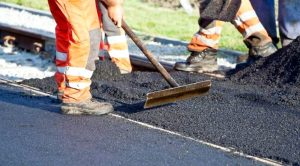 Bani pentru repararea unui drum din Valea Danului