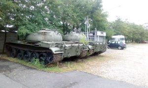 La ştrandurile din Piteşti, plajă la umbra tancului, în duhoarea vidanjei