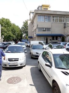 Parcarea din spatele 