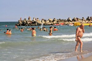 Unele şcoli din Piteşti cheltuiesc bani pentru bilete la mare