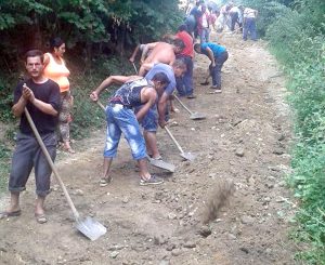 Lăsaţi fără ajutoare sociale după ce şi-au etalat bogăţia