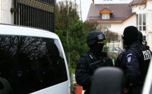 Suspecţi de evaziune din Argeş, călcaţi de mascaţi
