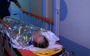 S-a întins după rufe şi a căzut de la etaj