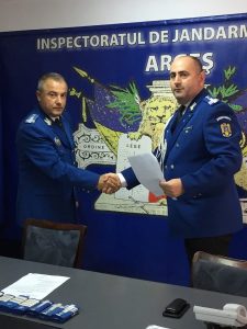 Gheorghe Lupescu (dreapta) înmânează ordinele de avansare în grad