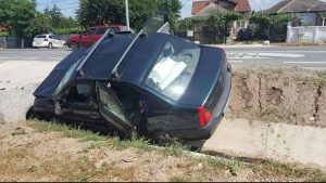 S-a întins spre uşă şi a ajuns cu maşina-n şanţ